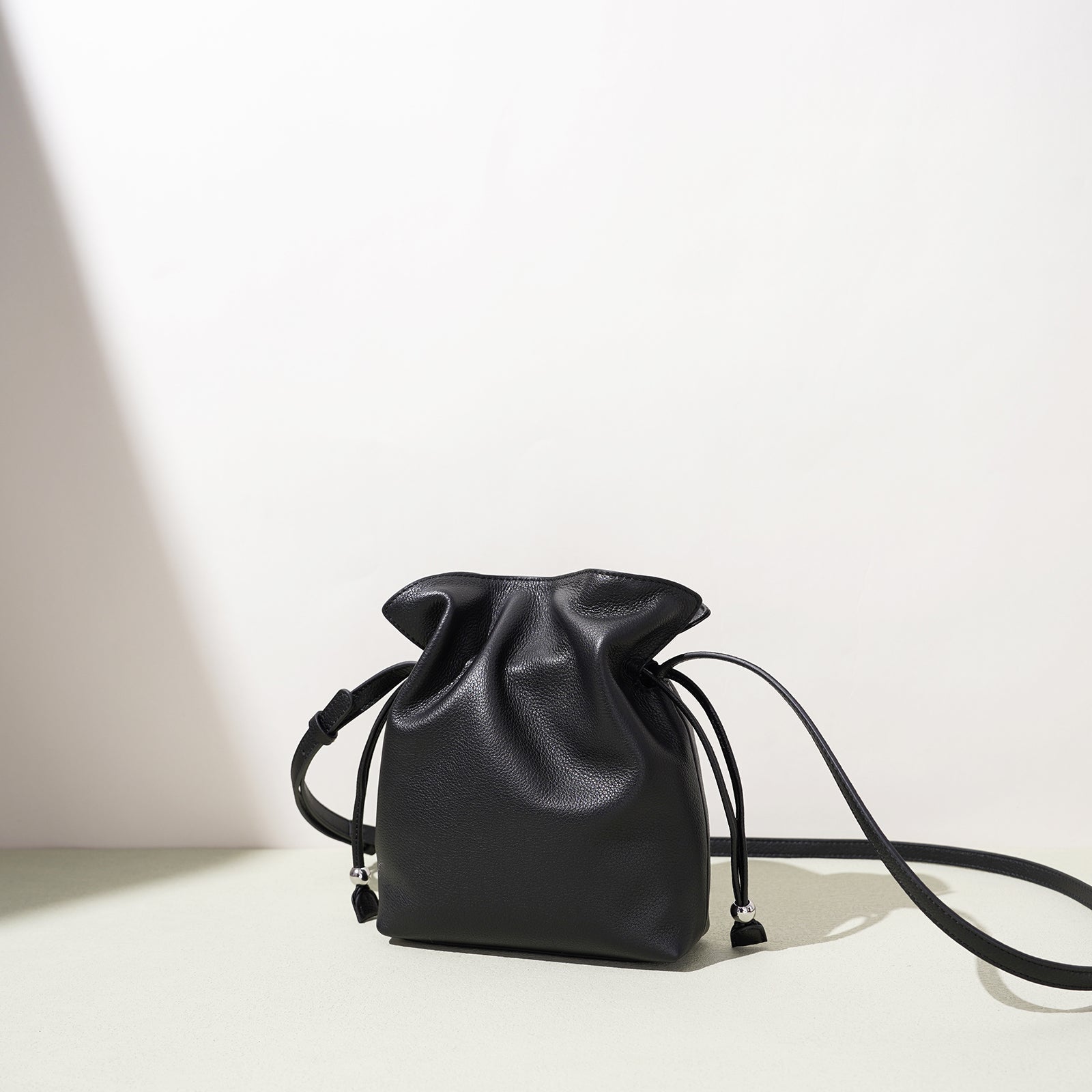 Lightweight Leather Crossbody Bag - VVISN
