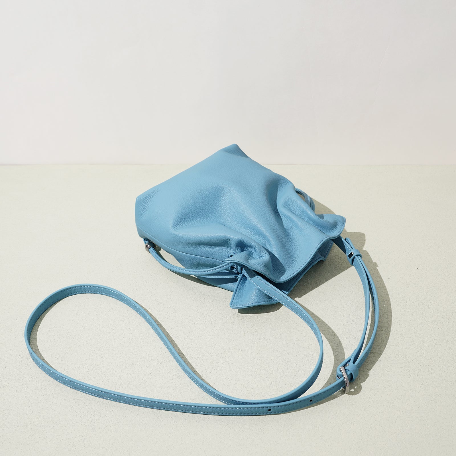 Lightweight Leather Crossbody Bag - VVISN