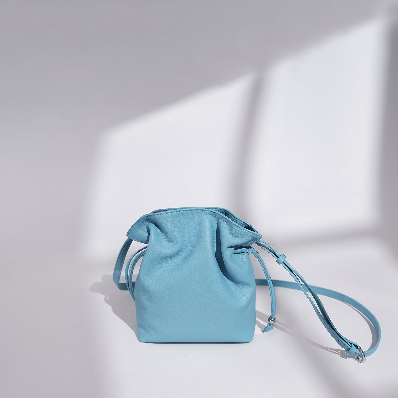 Lightweight Leather Crossbody Bag - VVISN