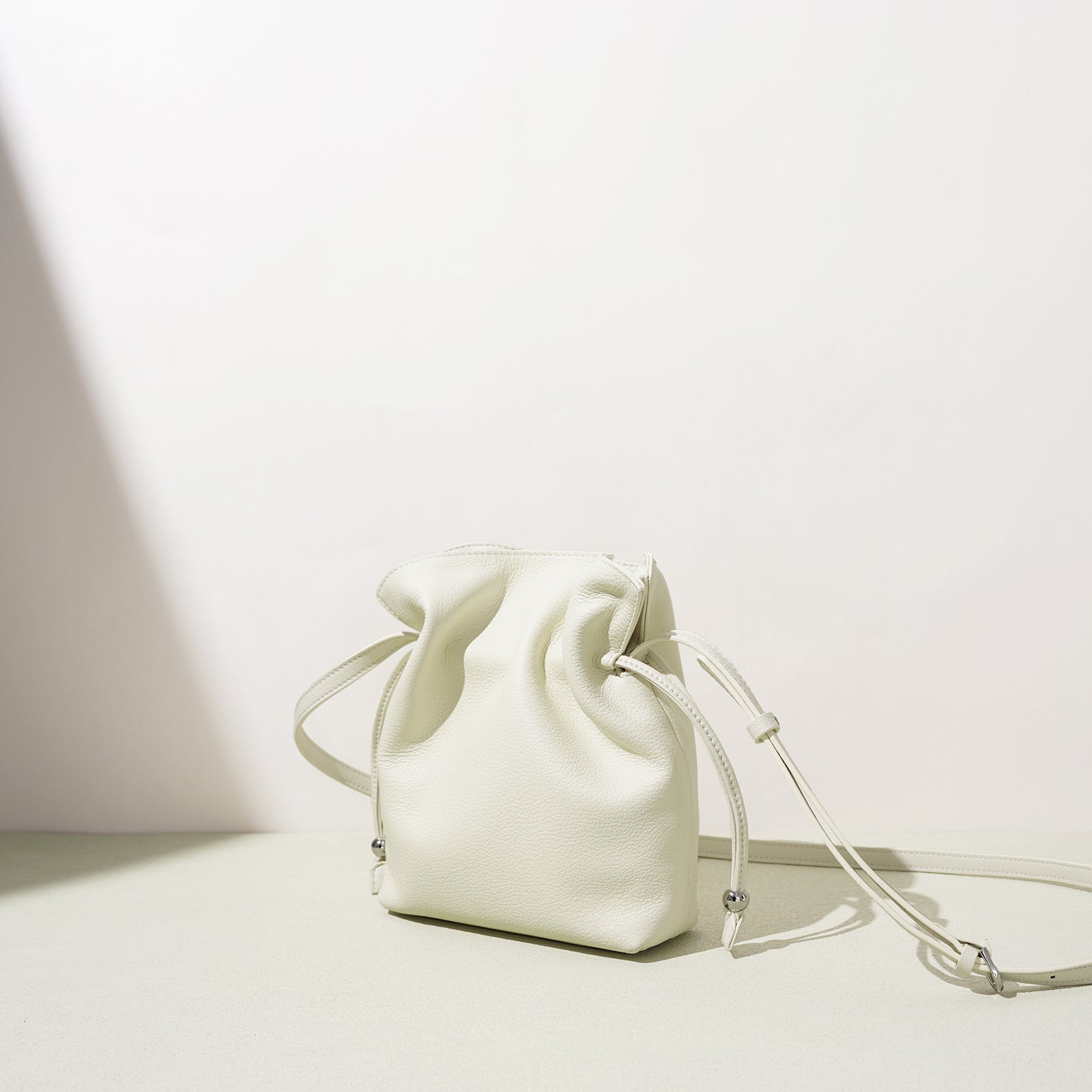 Lightweight Leather Crossbody Bag - VVISN