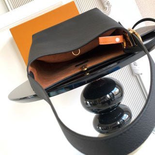 Low Key Hobo MM Handbag Black - VVISN