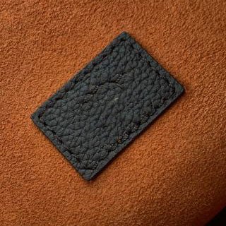 Low Key Hobo MM Handbag Black - VVISN