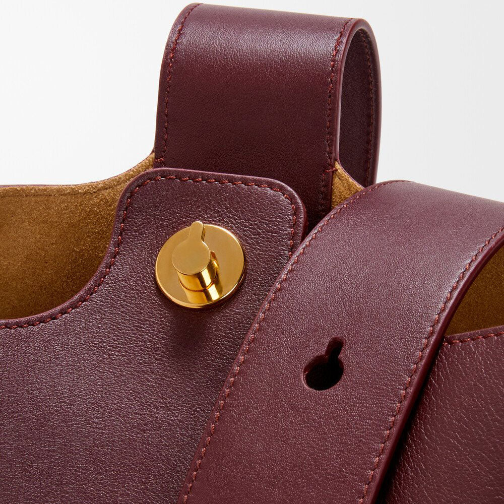 Medium Pebble bucket in smooth calfskin - VVISN