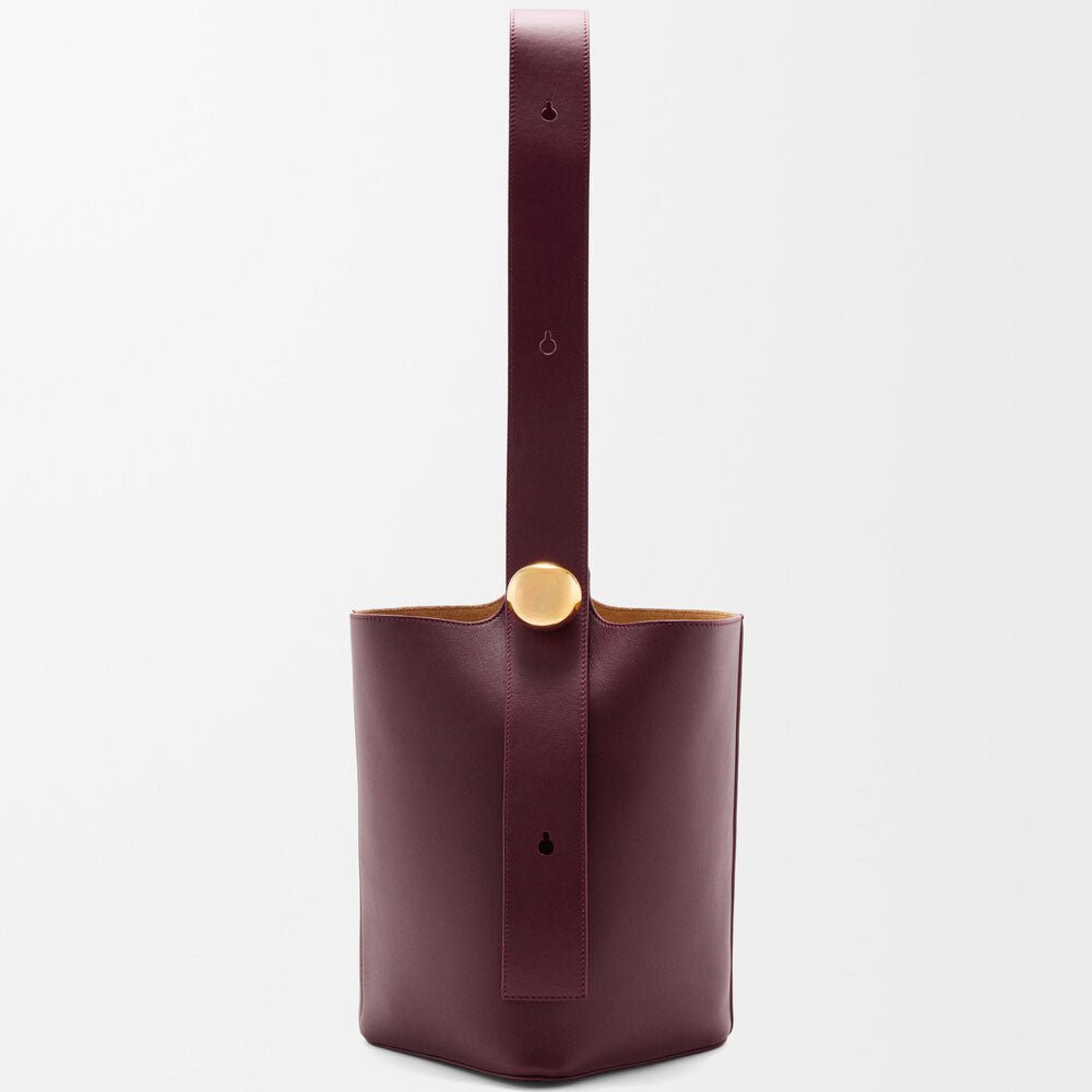Medium Pebble bucket in smooth calfskin - VVISN