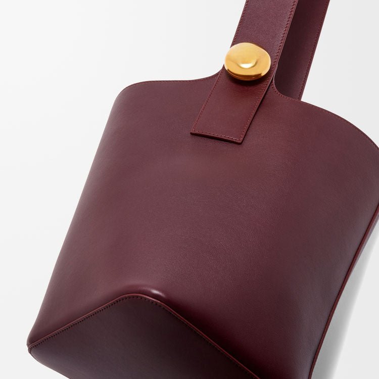 Medium Pebble bucket in smooth calfskin - VVISN
