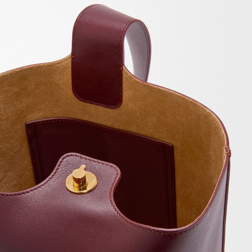 Medium Pebble bucket in smooth calfskin - VVISN