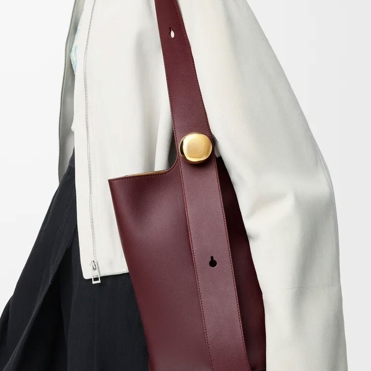 Medium Pebble bucket in smooth calfskin - VVISN