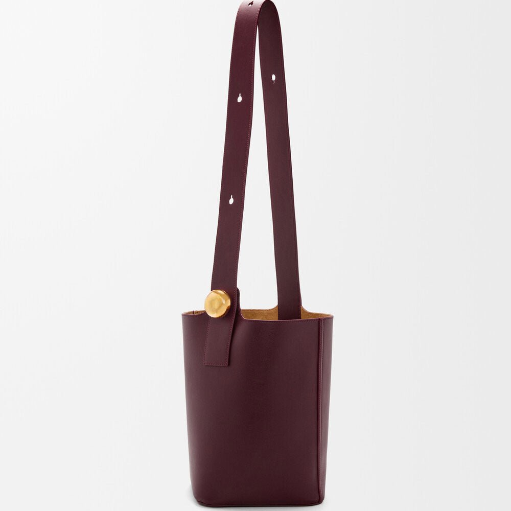 Medium Pebble bucket in smooth calfskin - VVISN