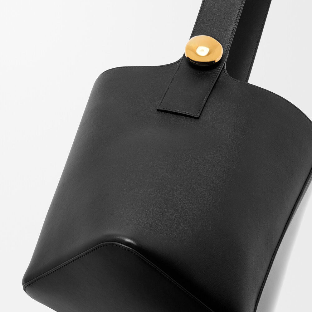 Pebble Leather Bucket Bag in Black - VVISN