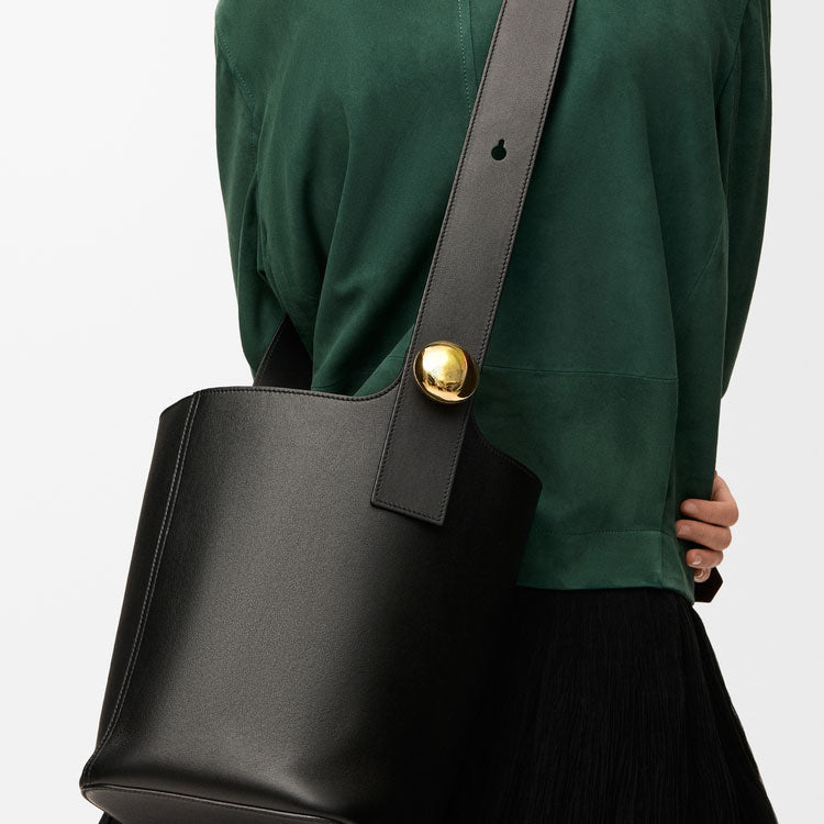 Pebble Leather Bucket Bag in Black - VVISN