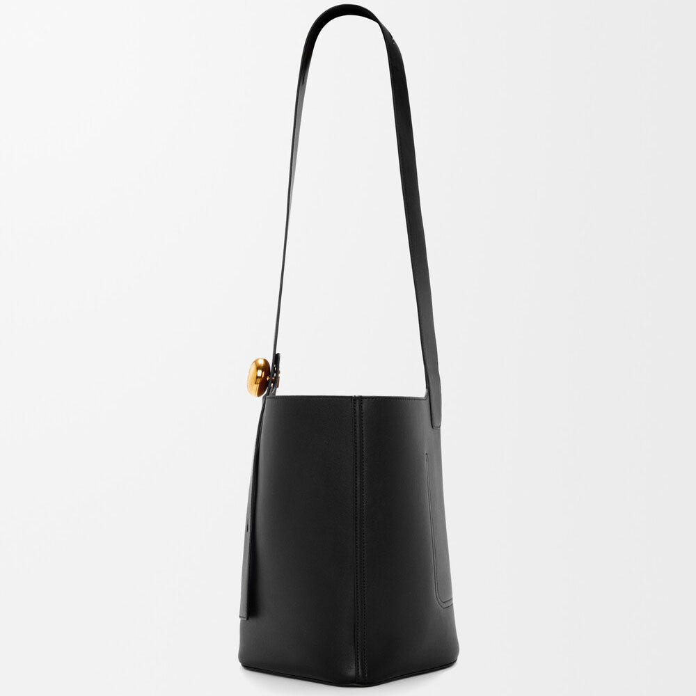 Pebble Leather Bucket Bag in Black - VVISN