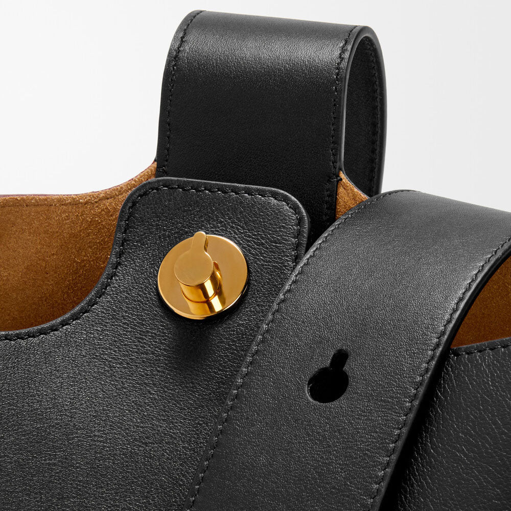 Pebble Leather Bucket Bag in Black - VVISN