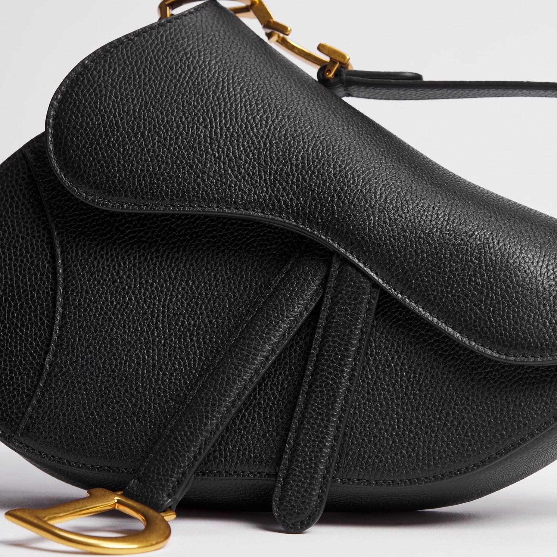 Small Grained Calfskin Saddle Bag - VVISN