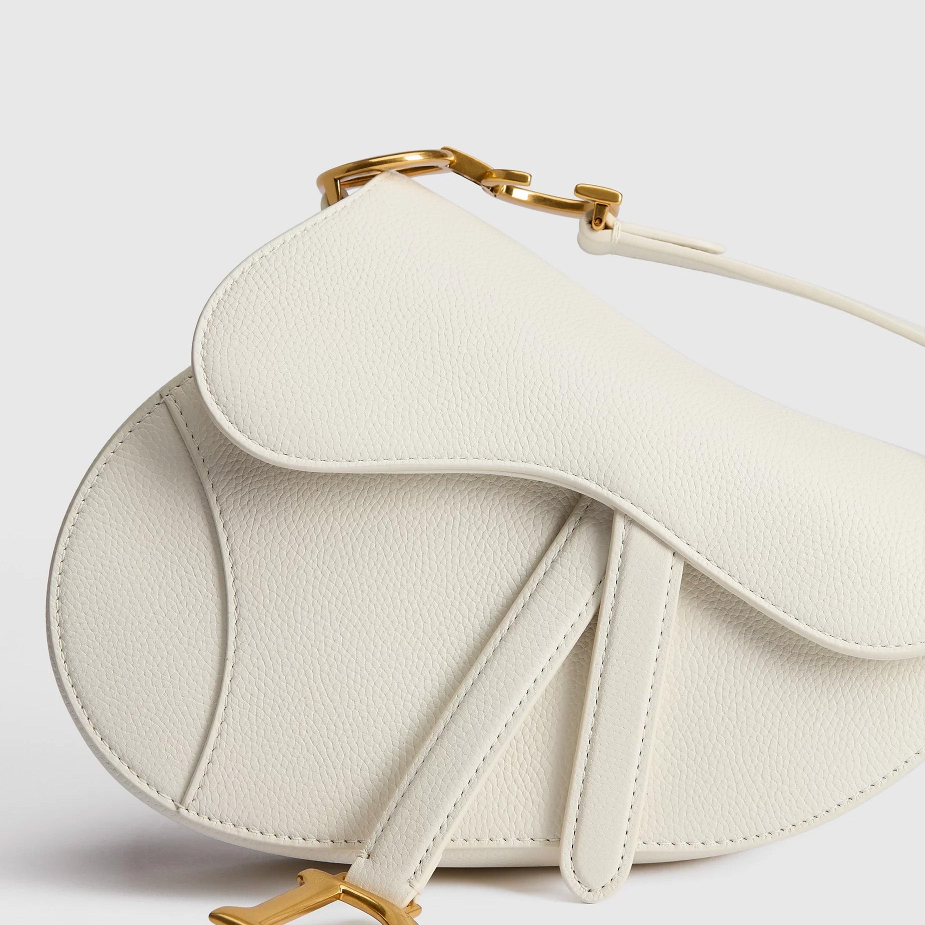 Small Grained Calfskin Saddle Flap Bag - VVISN