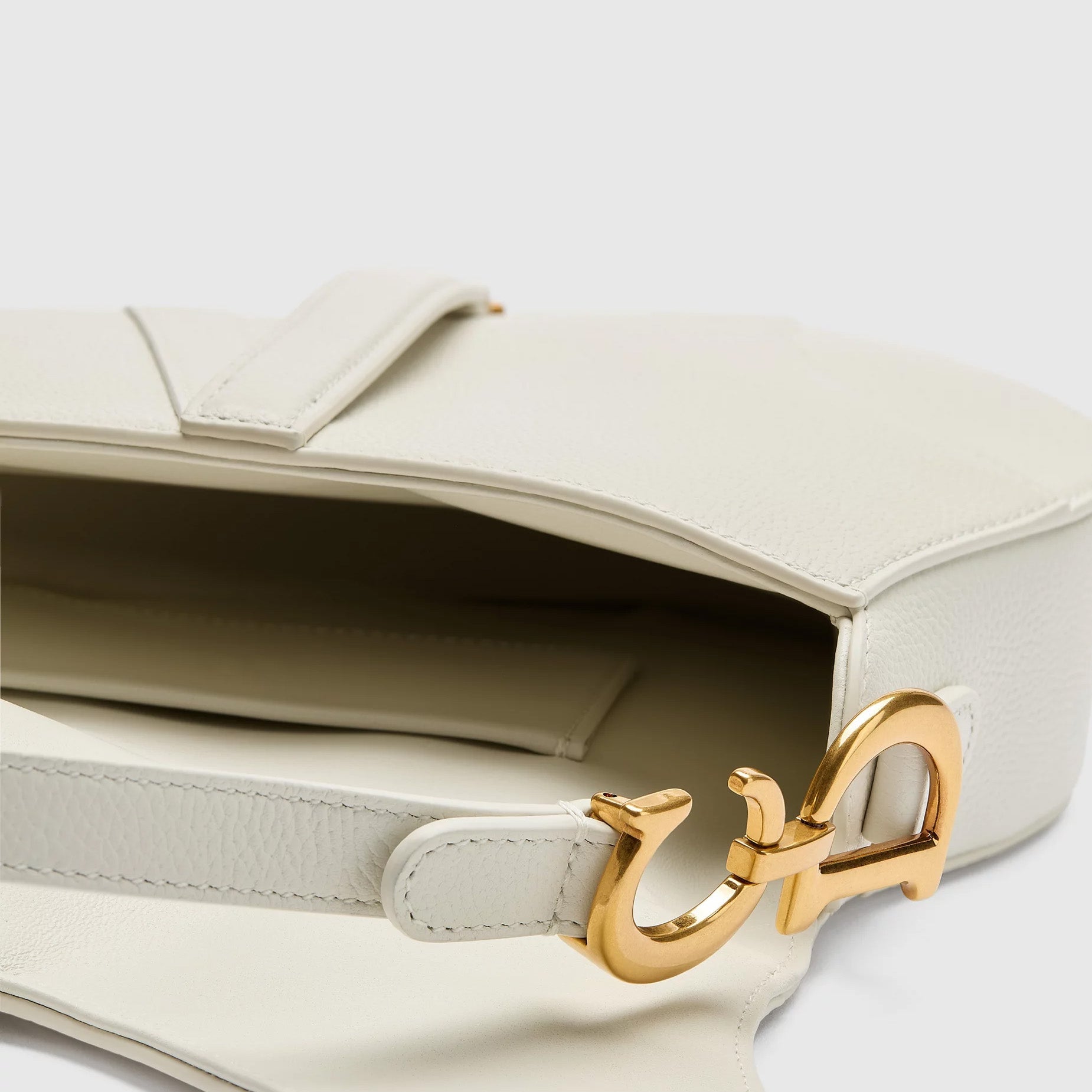 Small Grained Calfskin Saddle Flap Bag - VVISN