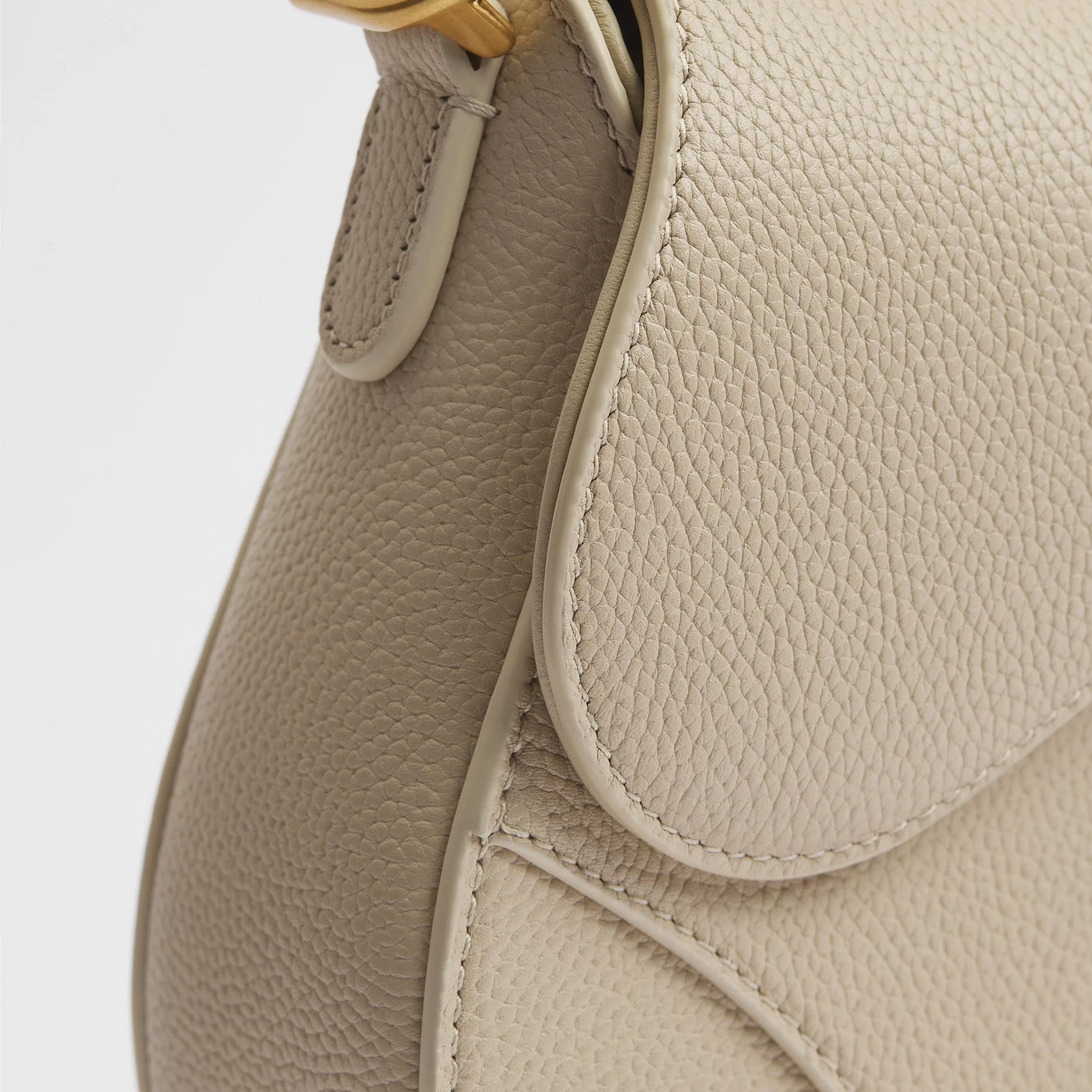 Small Grained Leather Saddle Flap Bag - VVISN