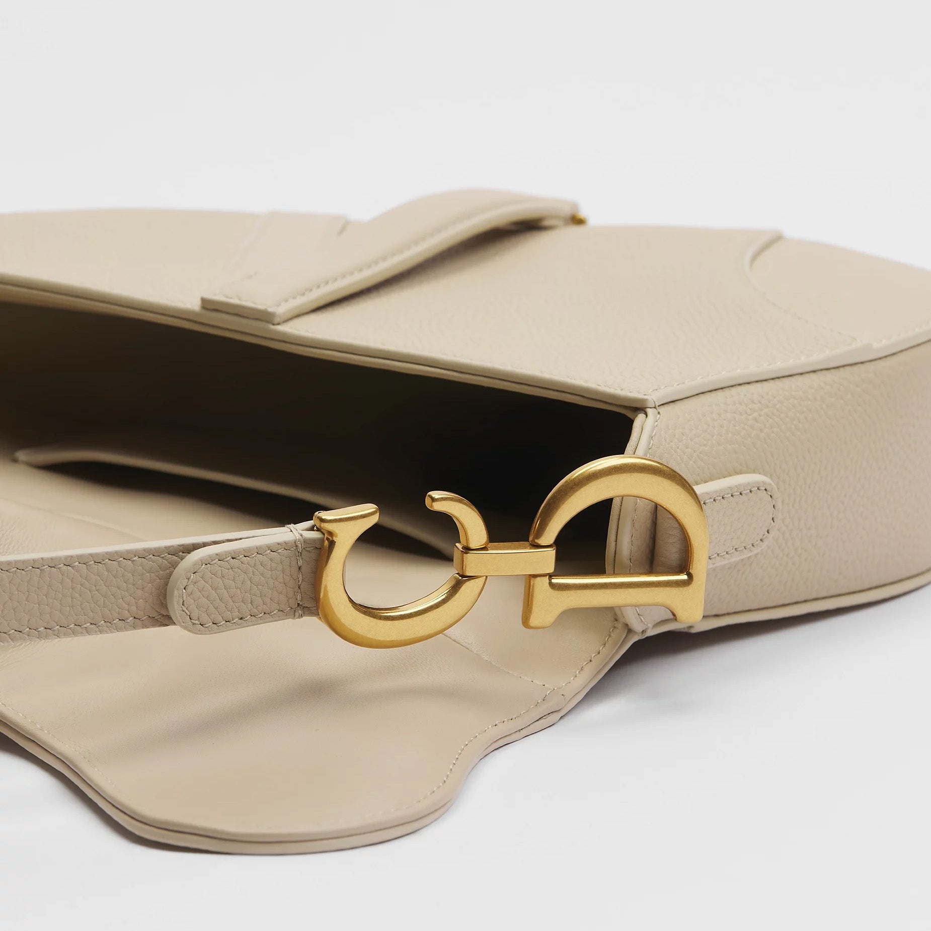Small Grained Leather Saddle Flap Bag - VVISN