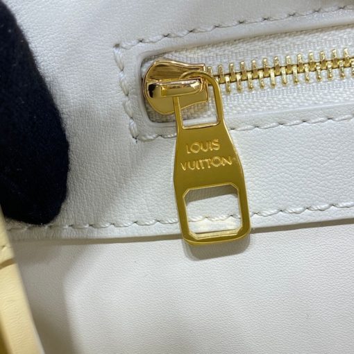 Louis Vuitton Capucines MM Bag In Quilting Lambskin M55366 White - Image 9