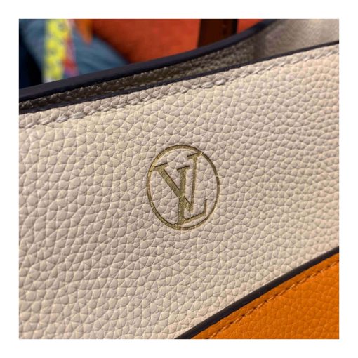 Louis Vuitton On My Side M56077 - Image 10