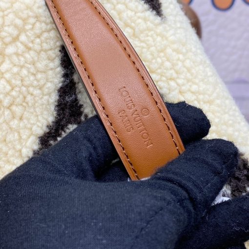 Louis Vuitton Ski Shearling Bumbag M23715 - Image 9